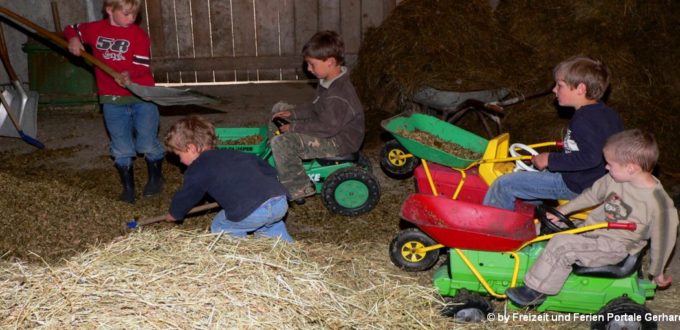 bayerischer-wald-ferieninfo-bauernhof-kinder-kuhstall-tiere-fuettern